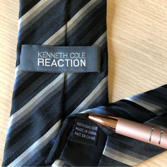 💕2/$30 💕Kenneth Cole Reaction 100% Silk Blues Striped Tie - Picture 3 of 4
